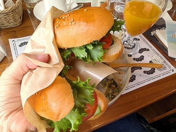 「“日本のめざめ”サンド」は、手のひらからはみ出すくらい大きい