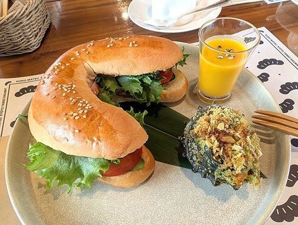 「美食プレート」。左から時計回りに「“日本のめざめ”サンド」、「古代米とかぼちゃの冷製スープ」、「サザエの壺焼き〜古代風〜」