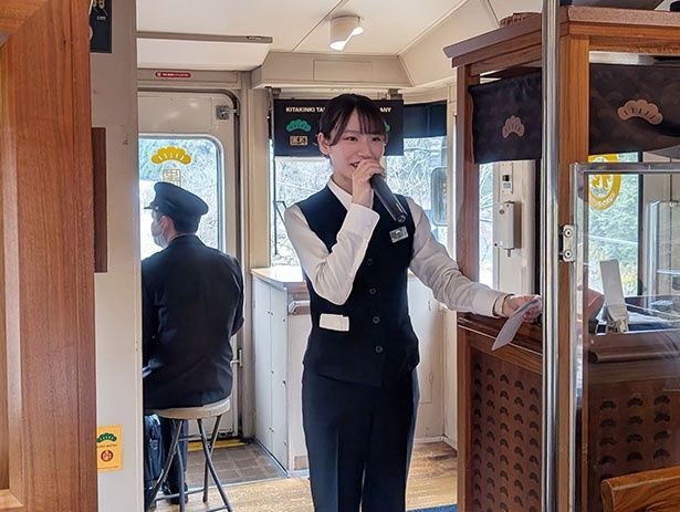 アテンダントによる名所案内も楽しみのひとつ
