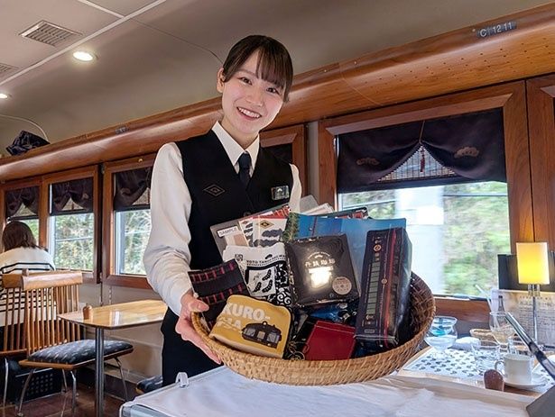 アテンダントによるオリジナルグッズの販売