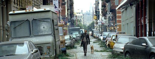 廃墟と化したニューヨークを舞台に、愛犬とサバイバルを続ける男を描いた『アイ・アム・レジェンド』 [c]Everett Collection/AFLO