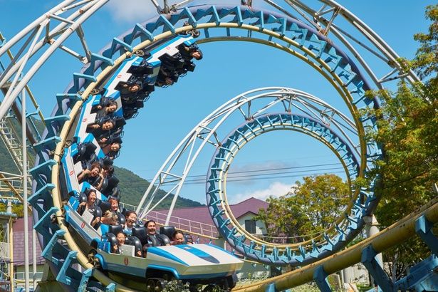 らせん状に連続回転する「コークスクリュー」は、アクロバットながら回転系ビギナーにおすすめ