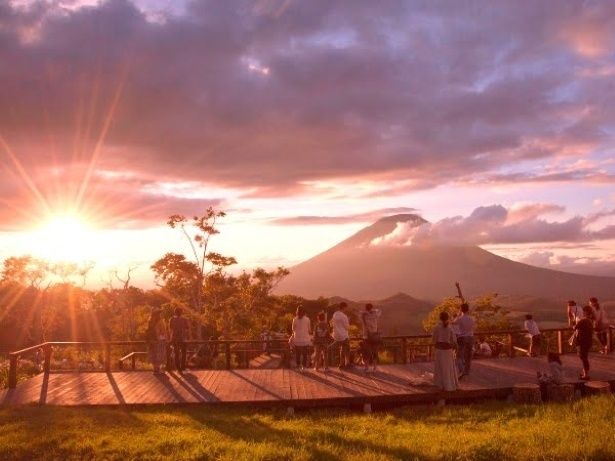 黄金色に染まる夕暮れの羊蹄山。2026年7月25日(土)～8月23日(日)に運行される夕日便を利用すれば見られる特別な景色