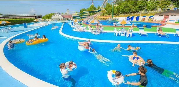 浮き輪に身をゆだねて、のんびりと流れるプールを満喫