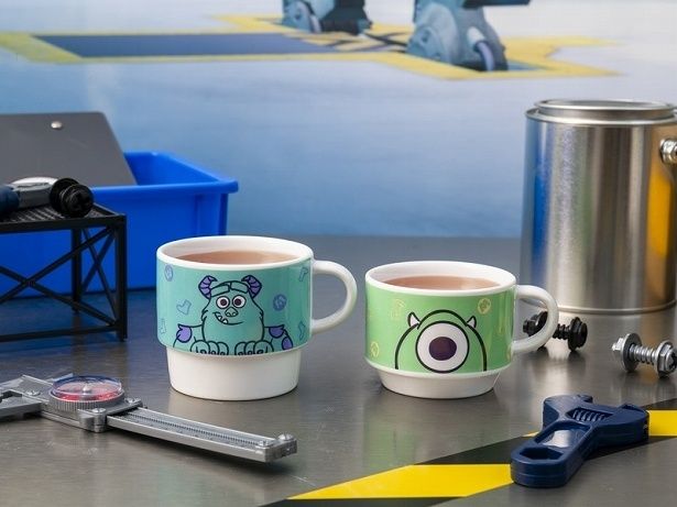 「ホットティー」などのホットドリンクはかわいいマグで提供される