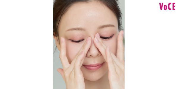 鼻根の横のくぼみも凹んでいるため、指が触れずにもれがち。きちんと指の腹をあててすべらせよう。