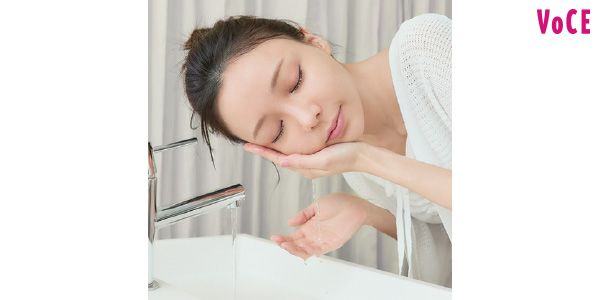 フェイスラインをなでる