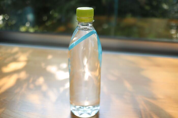 ストローは『逆に挿す』が正解！？試してみたら…なるほど納得。外出先やアウトドアでもお役立ち♪