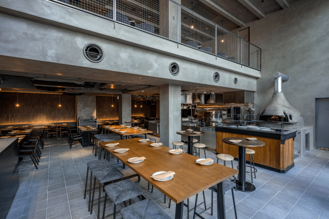 THE KNOT FUKUOKA Tenjin1階レストランMORETHAN（モアザン） 内観