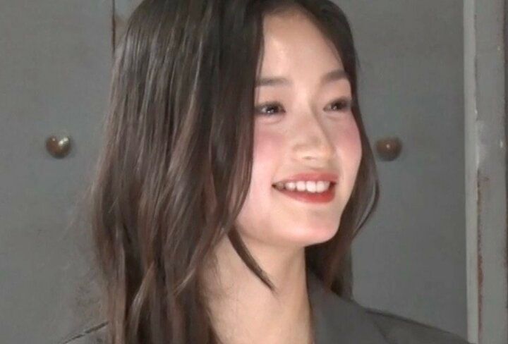 【写真・画像】「お友達と公園で遊んでます」年齢不詳の巻き髪美少女の年齢に衝撃「あの足の長さは昭和にいない！」 1枚目