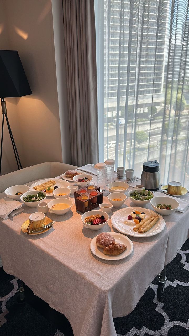 インルームダイニングでの朝食。クロワッサン、アサイーボウル、スープなど写真映えする料理が並ぶ。