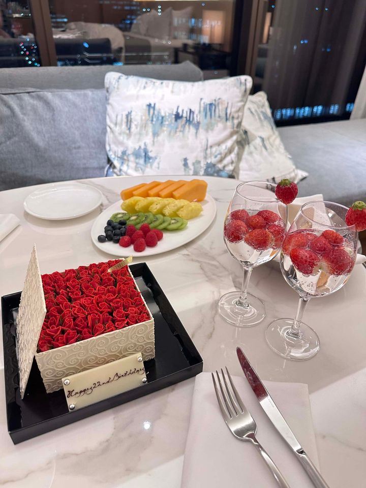 上品な、薔薇の花が敷き詰められたかのようなデザインのボックスケーキ、グラスに苺を入れて作る映えドリンクが並ぶ。