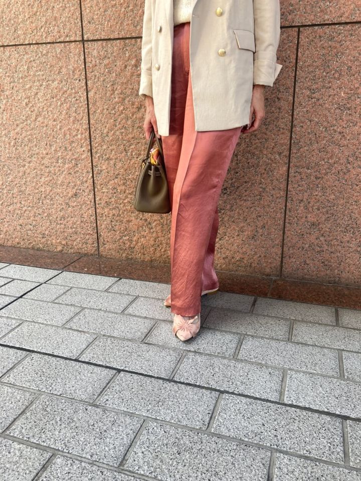 「ピンクのボトムスとリンクするようにパステルピンクのシューズをセレクト。トゥには大きな花模様があしらわれていて、華やかに存在感のある足元に」