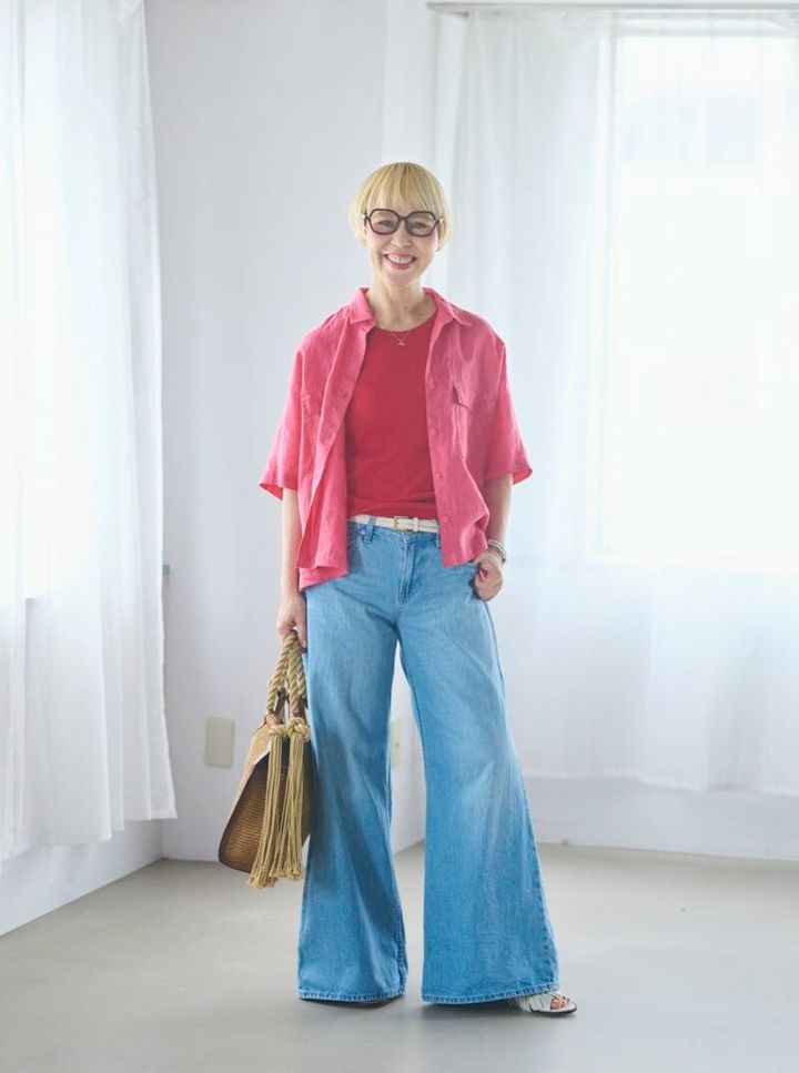 鮮やかなピンクのシャツと合わせたユニクロのローライズワイドジーンズ