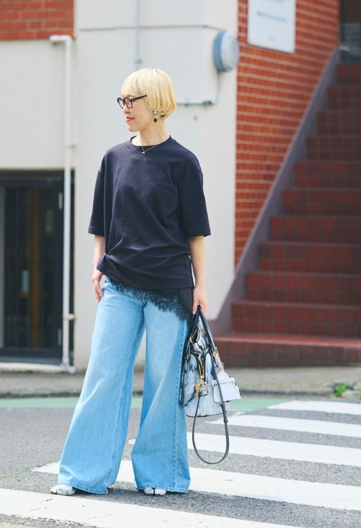 Tシャツの裾からレースをのぞかせたのがポイント