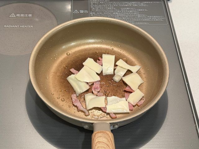 チーズとベーコンを入れたフライパン
