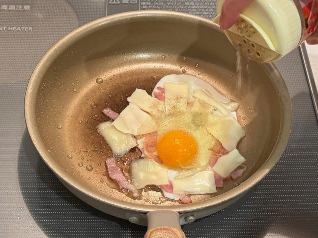 塩コショウを振る