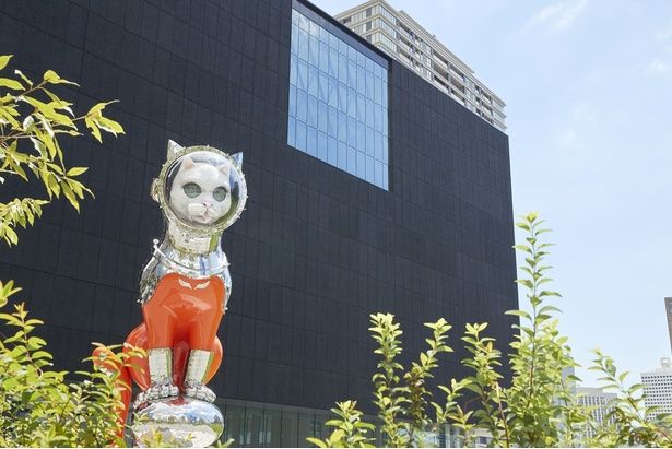「大阪中之島美術館」の前に設置されたヤノベケンジ《SHIP’S CAT (Muse)》2021年 画像提供：大阪中之島美術館