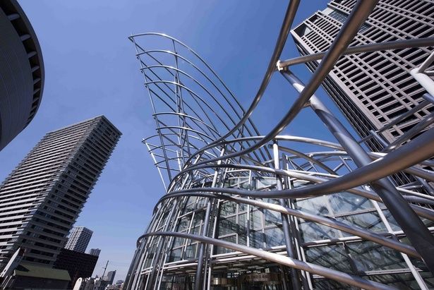 大阪市立科学館に隣接している「国立国際美術館」 画像提供：国立国際美術館