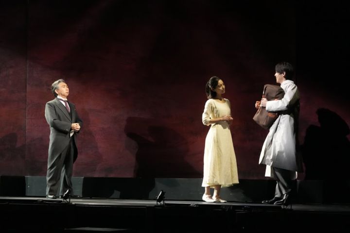 舞台『ハムレット』ゲネプロレポート （左より）宰相ポローニアス役・梶原善さん、その娘オフィーリア役・當真あみさん、息子レアティーズ役・石川凌雅さん。