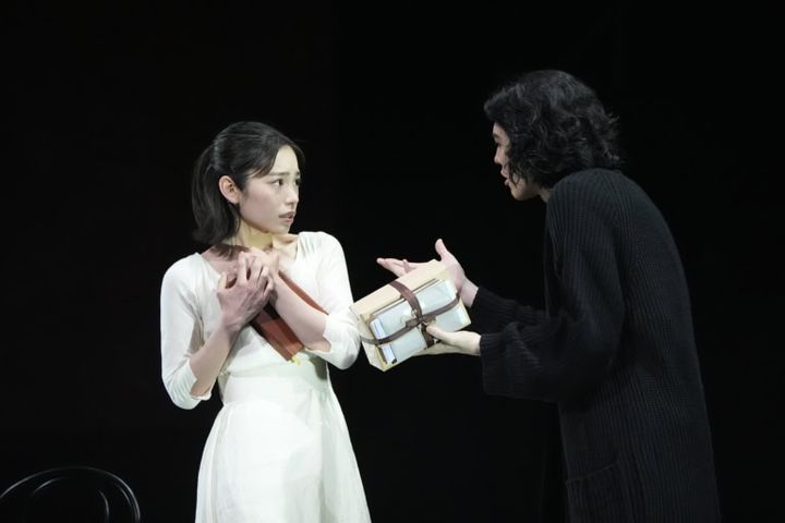 舞台『ハムレット』ゲネプロレポート 父の死後、すぐに叔父と再婚した母への嫌悪から、オフィーリアに対して女性への不信感を露わにするハムレット。
