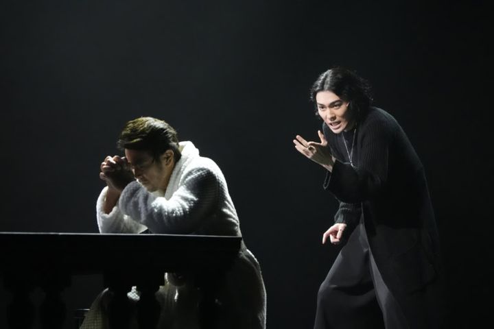 舞台『ハムレット』ゲネプロレポート 兄を殺した罪を悔い懺悔をするクローディアス（石黒賢）と遭遇したハムレットは、その場での復讐を思いとどまる。