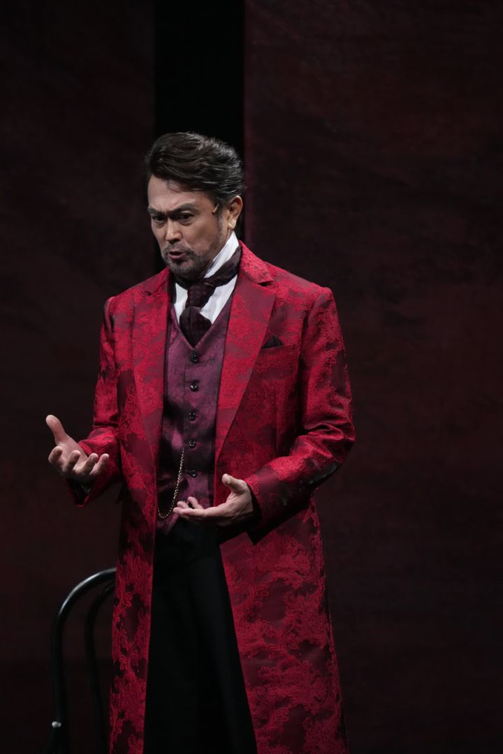 舞台『ハムレット』ゲネプロレポート 力強い存在感と言葉で、周囲の人間をコントロールしようとするクローディアス。