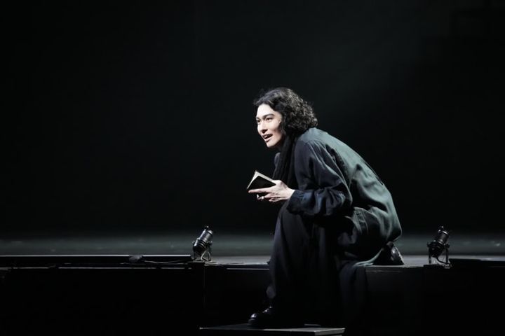 舞台『ハムレット』ゲネプロレポート 染五郎さん演じるハムレットは、喪に服す意味で常に黒い衣装を身に纏っている。