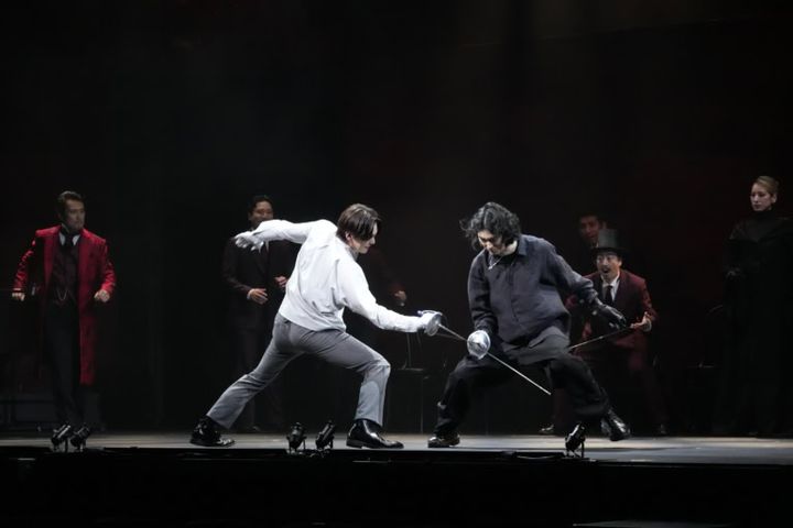 舞台『ハムレット』ゲネプロレポート ハムレットとレアティーズの決闘から、物語のクライマックスが始まる。