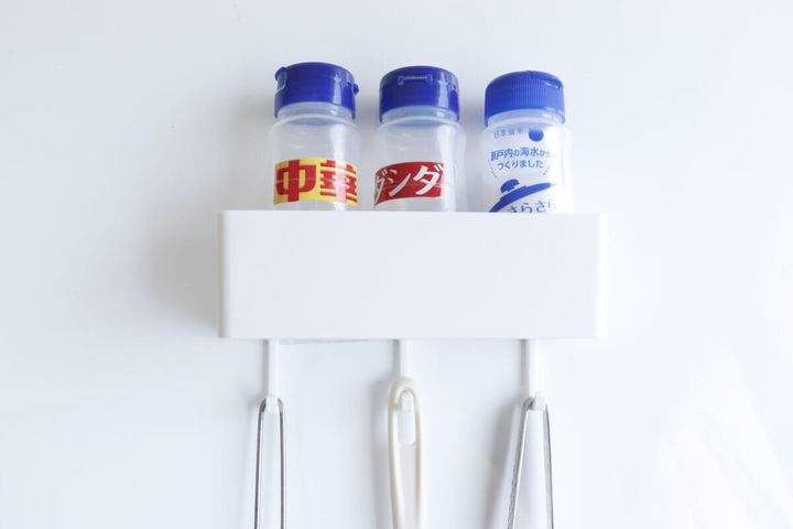 フック付調味料ラック（UKASEL） 使用例