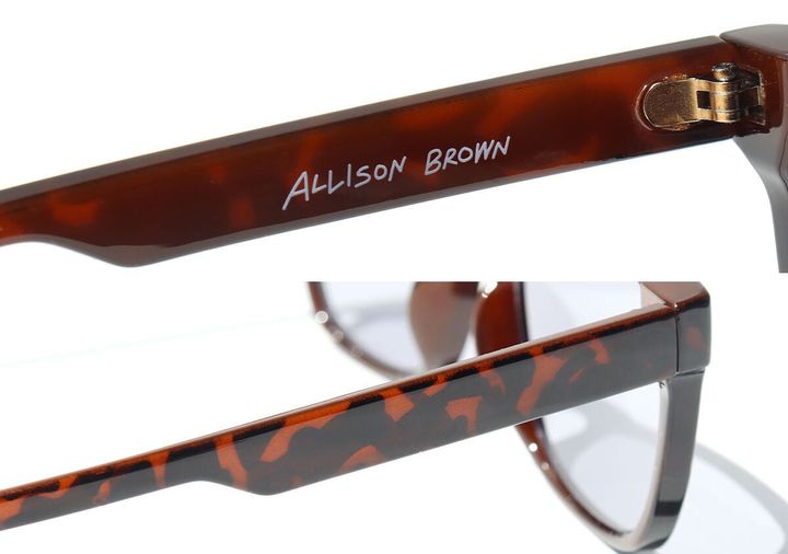 サングラスのテンプル内側のALLISON BROWNロゴと外側のべっこう柄のディテール