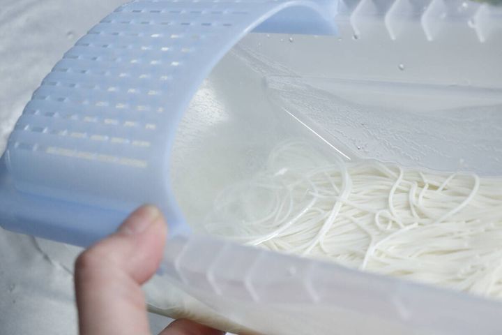 電子レンジ調理器麺類用 湯切り