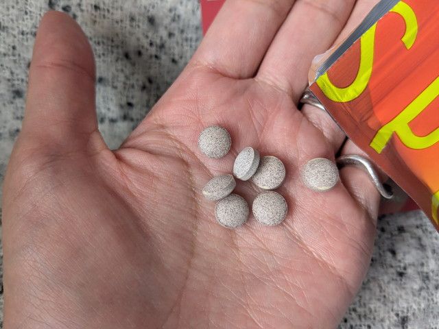 SPICAのサプリメントの粒を手のひらに出したところ