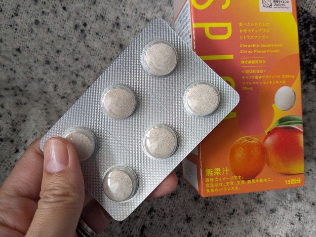 SPICAのチュアブルのブリスターパックを手に持っているところ