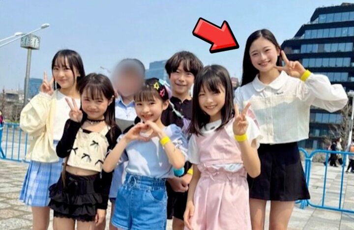 【写真・画像】「お友達と公園で遊んでます」年齢不詳の巻き髪美少女の年齢に衝撃「あの足の長さは昭和にいない！」 1枚目