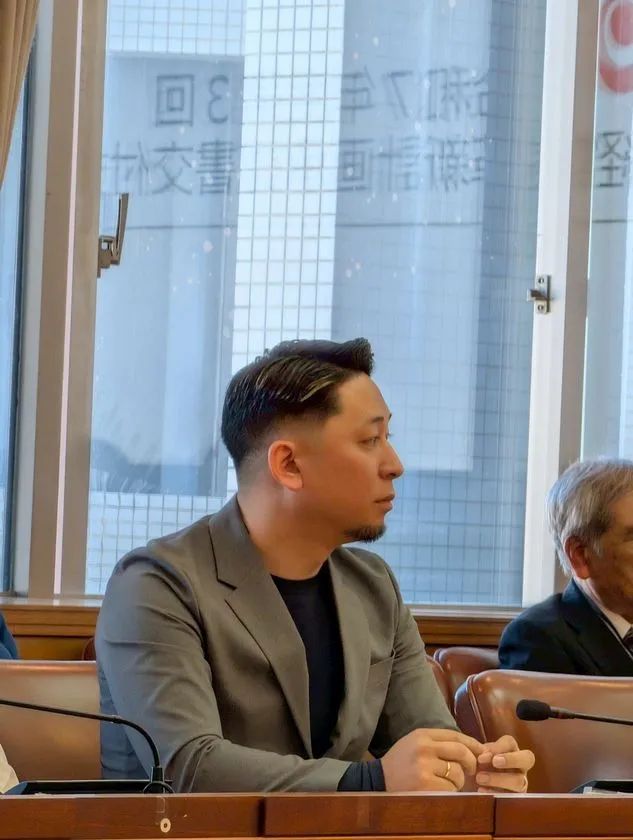 令和の虎出演中の知花尚海代表がスーツ姿で着席し、審査員らと向き合う会議室での横顔ショット