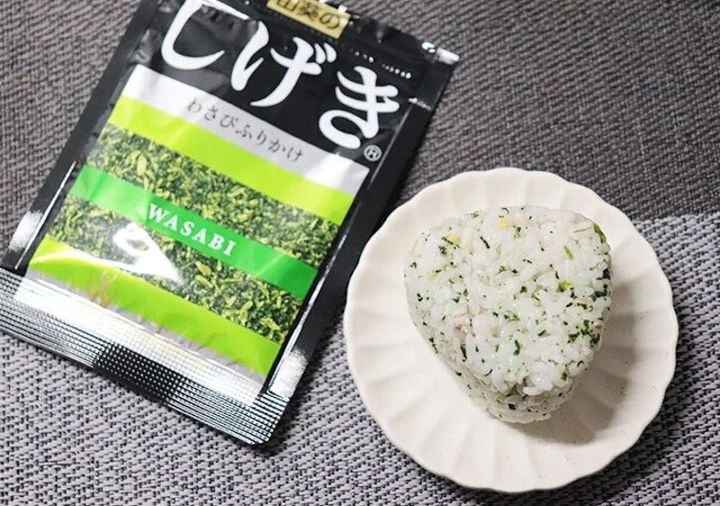ダイソーの山葵のしげき わさびふりかけを使ったおにぎり