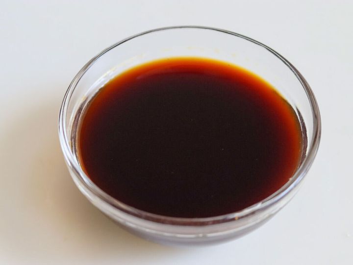 ガラスボウルに合わせたしょうゆ・みりん・酒・片栗粉のたれ