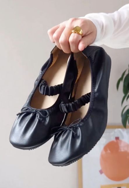 黒のストラップバレエスニーカー