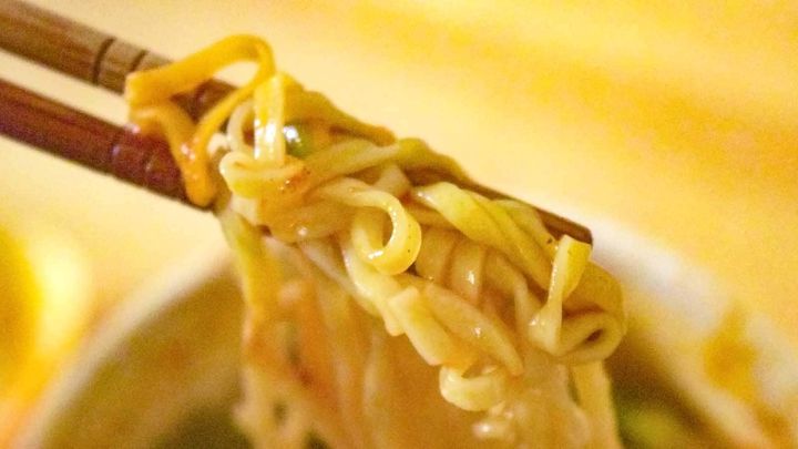 麺はおなじみのカップヌードルらしい食感