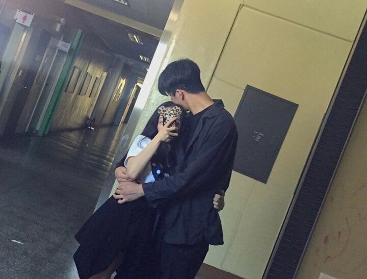 学年トップの美男美女が隠れて付き合うも「防犯カメラに映ってて…」
