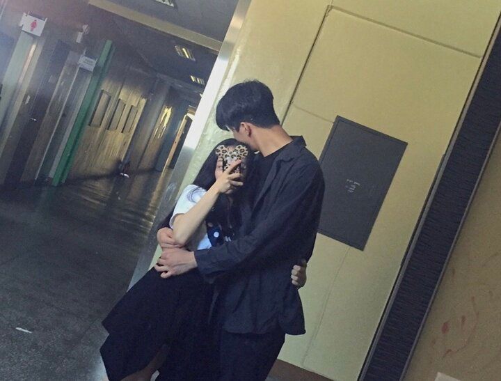 学年トップの美男美女が隠れて付き合うも「防犯カメラに映ってて…」