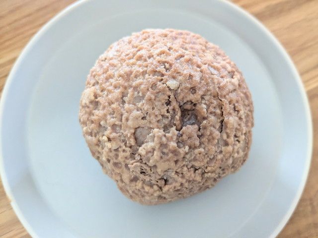 ザクほろシューの現物。表面がザクザクとしたクッキー生地に覆われた茶色いシュー