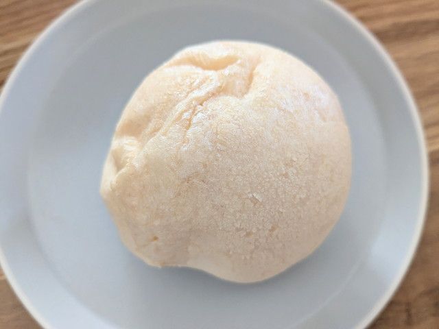 もちむにシューの現物。真っ白でふっくらとした丸いシュー皮