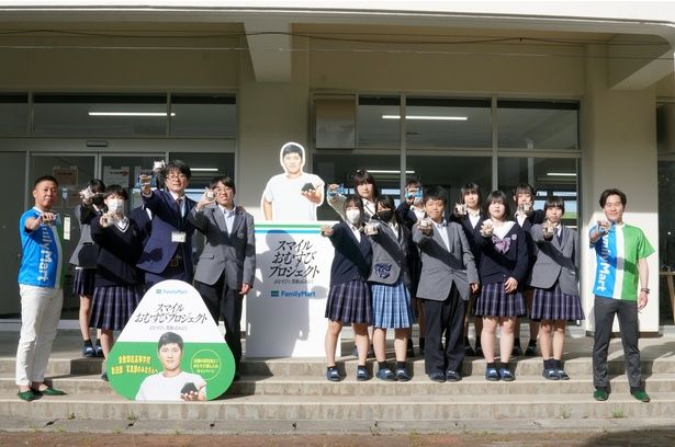 おむすびの差し入れが届いた、倉敷翠松高等学校の放送部と写真部の生徒たち