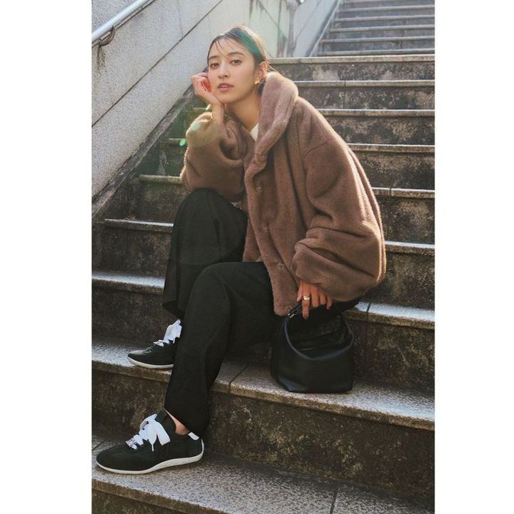 2026/03/black-sneaker-outfit22.jpg