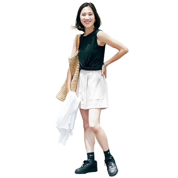 2026/03/black-sneaker-outfit30.jpg