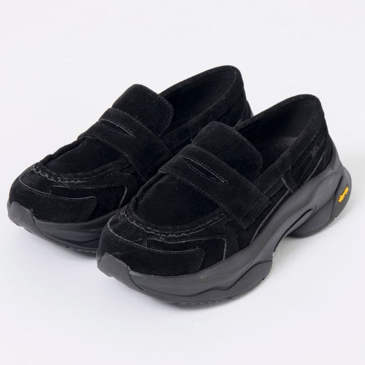 2026/03/black-sneaker-outfit6.jpg