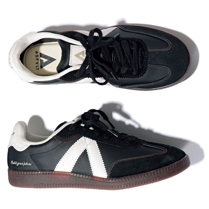 2026/03/black-sneaker-outfit3.jpg