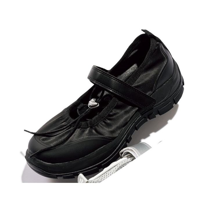 2026/03/black-sneaker-outfit9.jpg